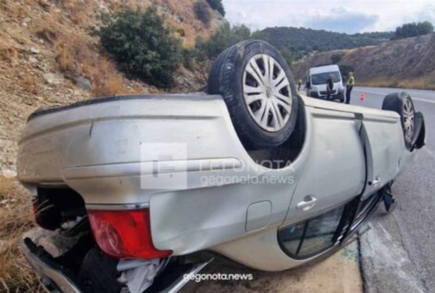 Τροχαίο ατύχημα με ντεραπάρισμα αυτοκινήτου στον Βόλο και ελαφρά τραύματα στον ηλικιωμένο οδηγό