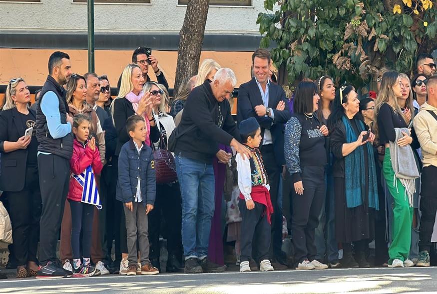 Ο Στέφανος Κασσελάκης παρακολουθεί την παρέλαση της 28ης Οκτωβρίου στην Αλεξανδρούπολη